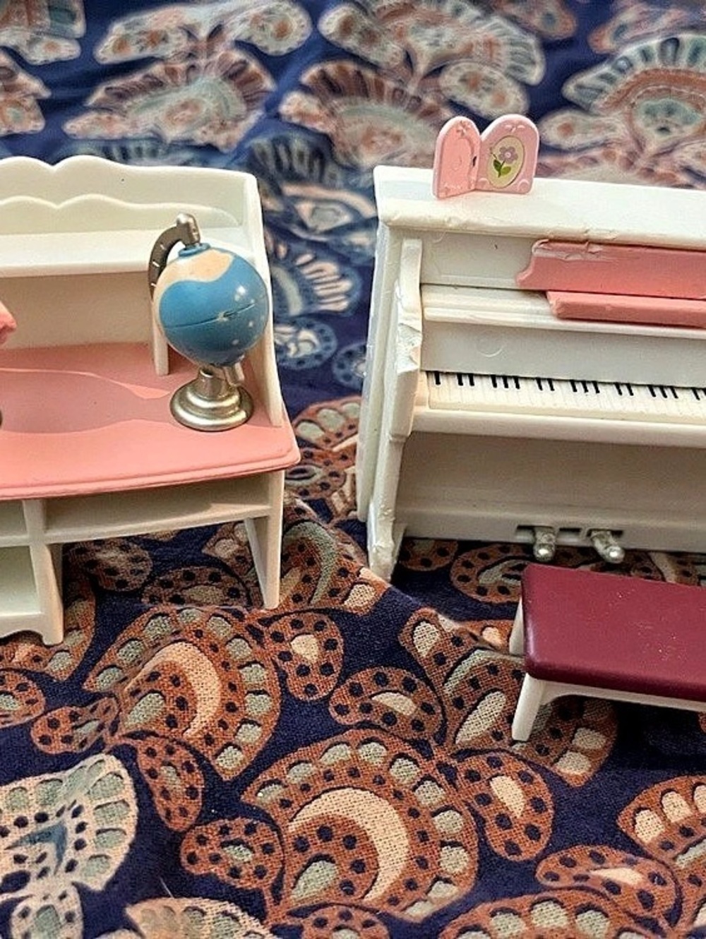 Calico Critters Piano & Desk Set Miniature White & Pink